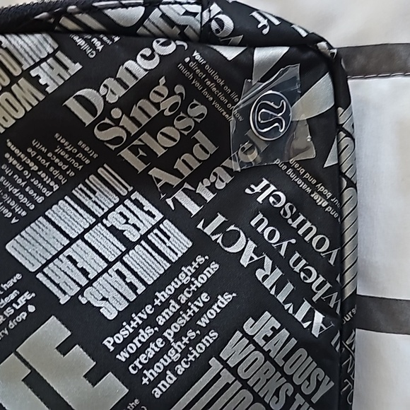 * NWT Lululemon Everywhere Belt Bag 1L *Manifesto Print - Black/Silver - Picture 8 of 10